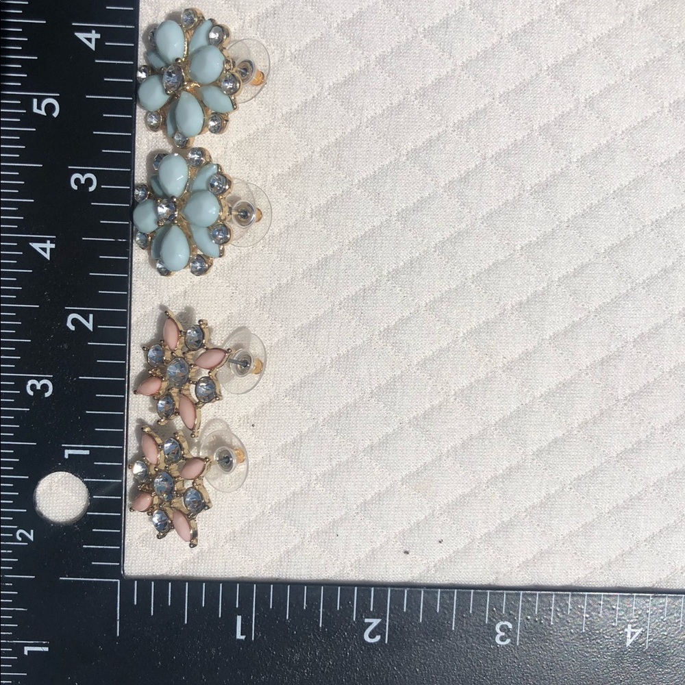 Beautiful bundle of flowery classic earrings ✨ Timeless feel✨ - Picture 11 of 12